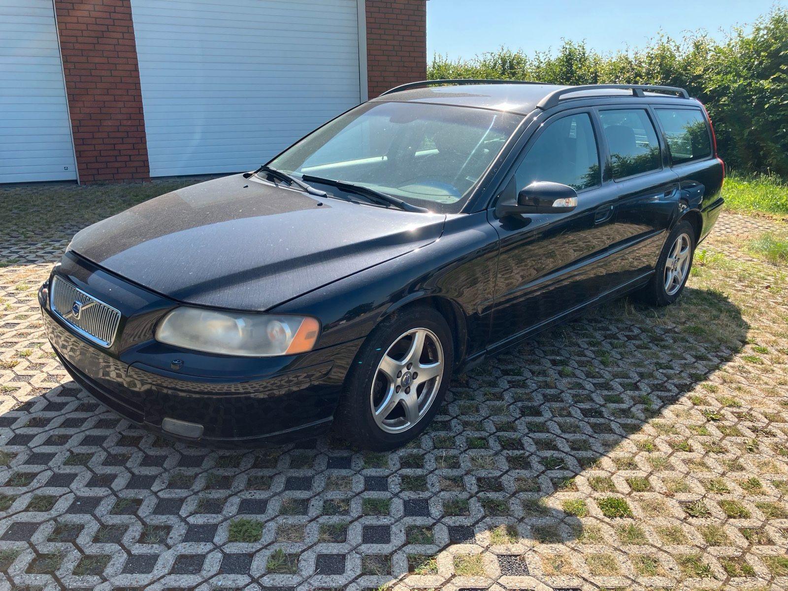 Volvo V70 2007 — rear view