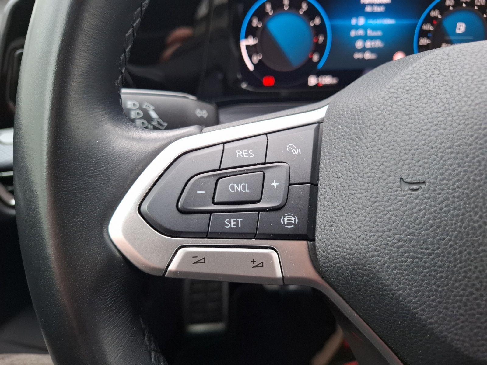 Fahrzeugabbildung Volkswagen Golf VIII TSI United LED Navi AID PDC SH LM