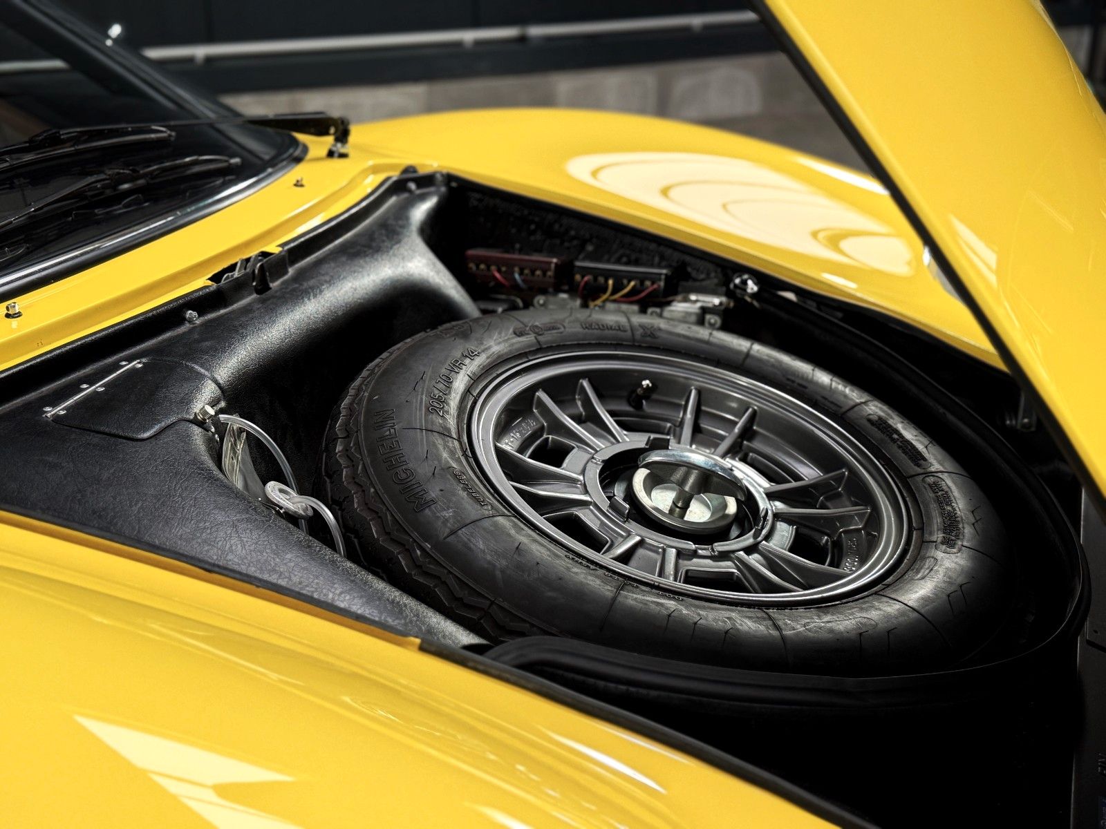 Fahrzeugabbildung Ferrari Dino 246 GT + Giallo Fly + Vollrest. + Zustand 1