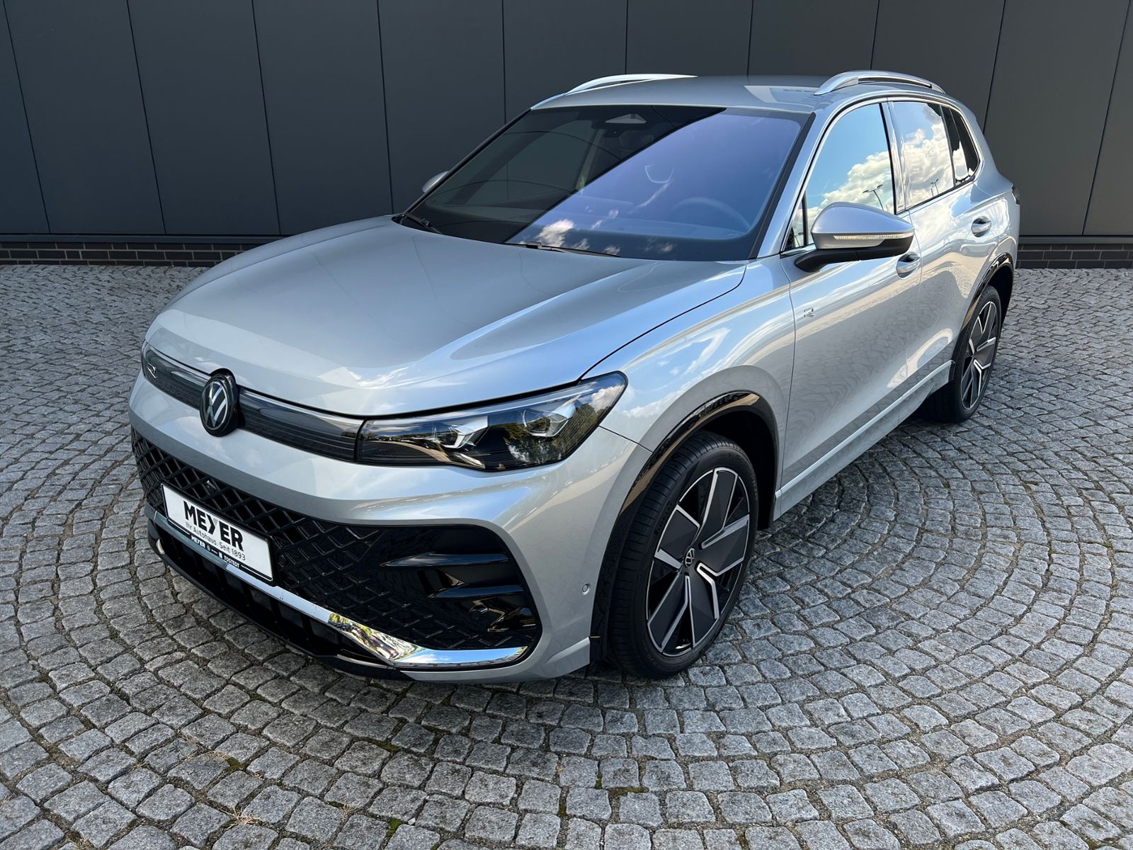 Fahrzeugabbildung Volkswagen Tiguan R-Line 1.5 eTSI DSG *AHK, IQ.Light, Stand