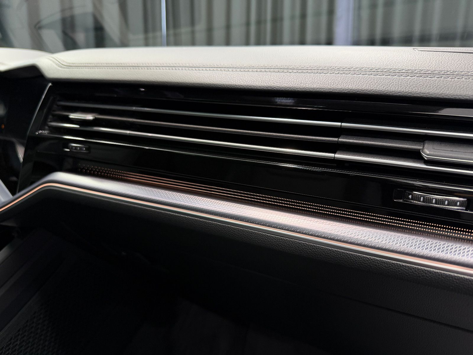 Fahrzeugabbildung Volkswagen Touareg R-Line 4Motion|PANO|NIGHT|LAST EDITION|