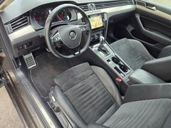 VW Passat Variant R-Line 2.0TDI 150PS DSG Pano DAB VW Passat Variant R-Line 2.0TDI 150PS DSG Pano DAB