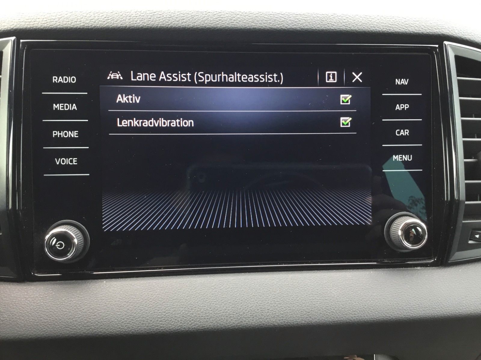 Fahrzeugabbildung SKODA Karoq 2.0l TDI DSG 4x4 SPORTLINE+AHK+18"+Kamera