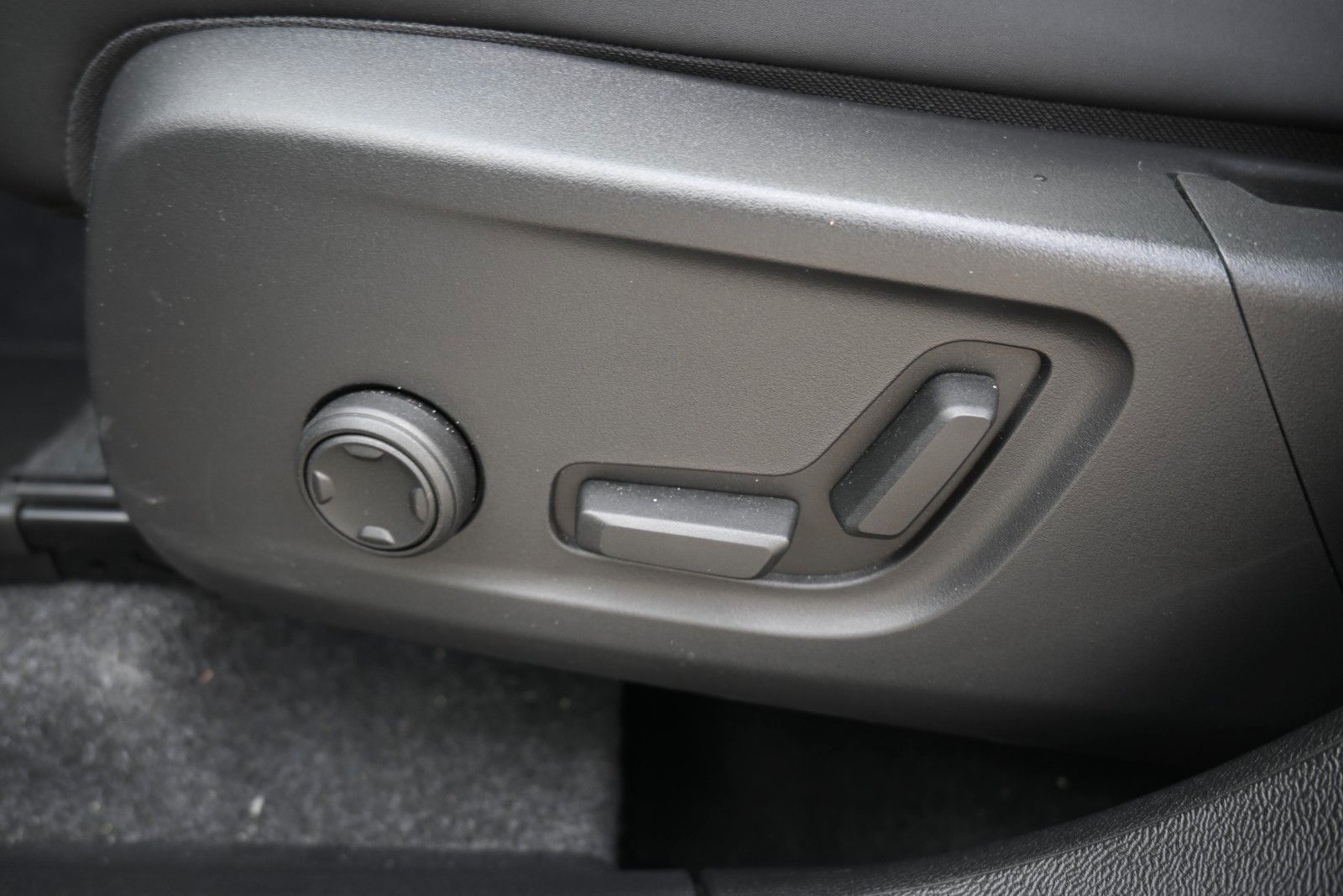 Fahrzeugabbildung Volvo XC40 B4 DKG Plus Black Edition*FSHZG*360°*ACC