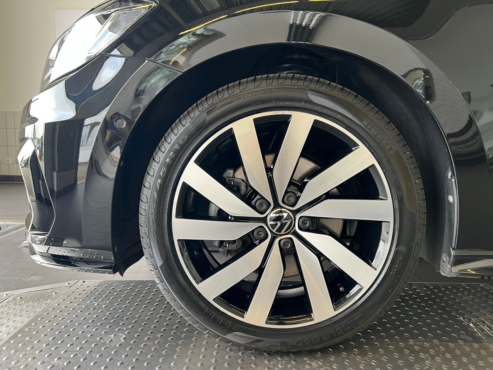 Fahrzeugabbildung Volkswagen Touran Comfortline 2.0 TDI DSG *R-Line Ext., AHK