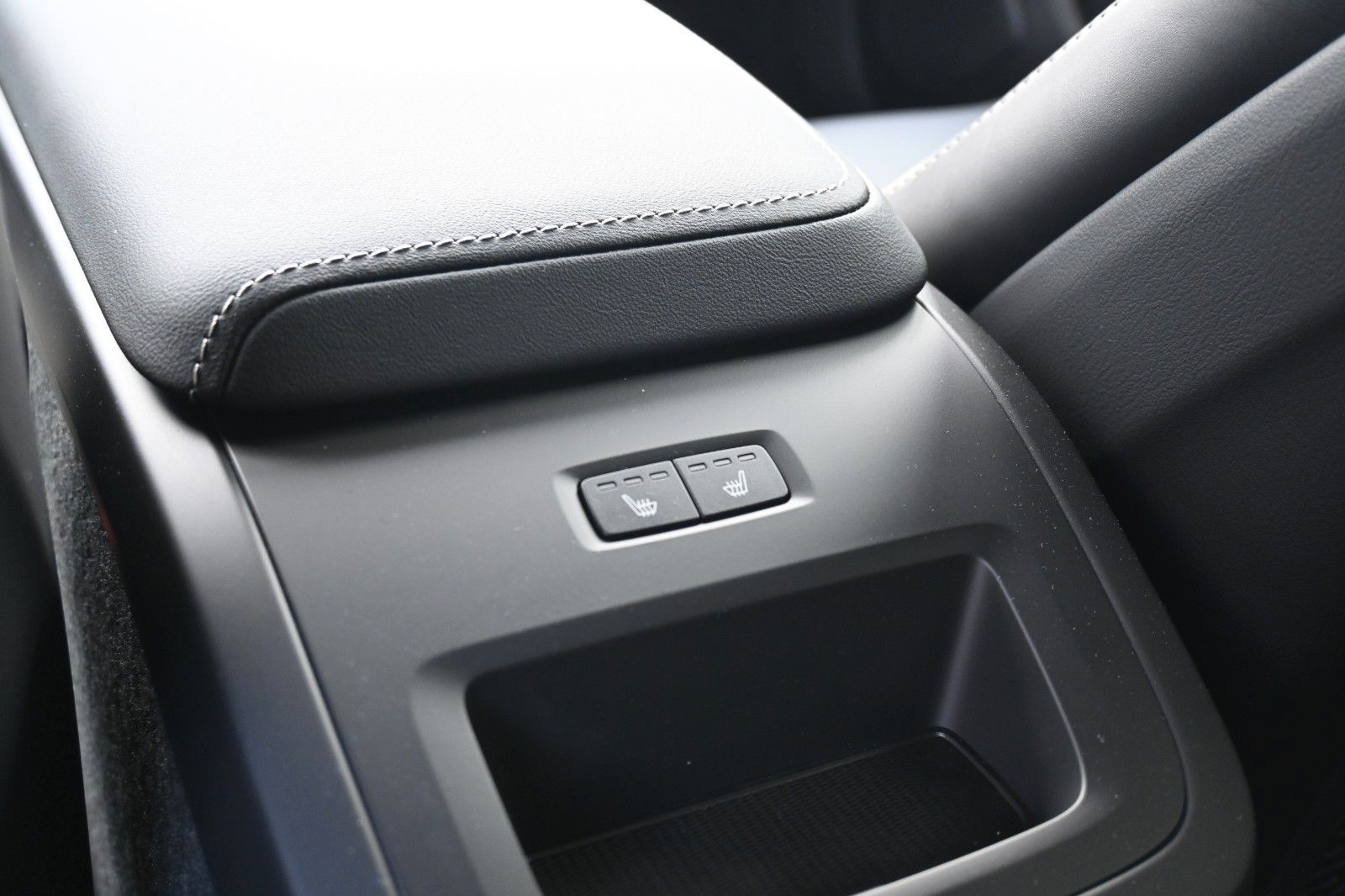 Fahrzeugabbildung Volvo V60 B4 Benzin DKG Plus Dark*FSHZG*360°*ACC