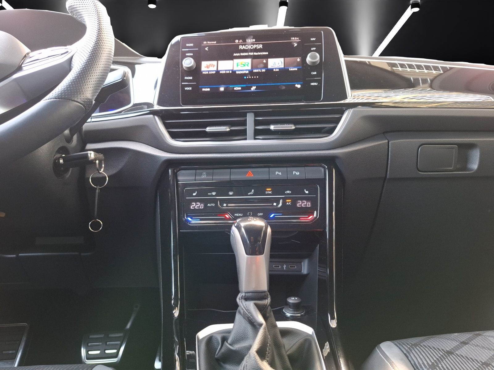 Fahrzeugabbildung Volkswagen T-Roc TSI R-Line DSG 4M Matrix Navi AID ACC Park