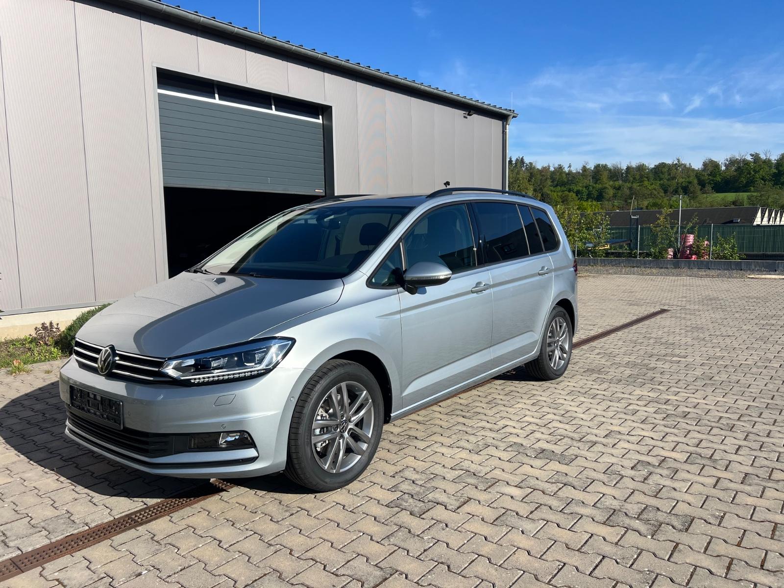 Volkswagen Touran 1.5 TSI DSG Comfort+7Sitze+Panorama+AHK