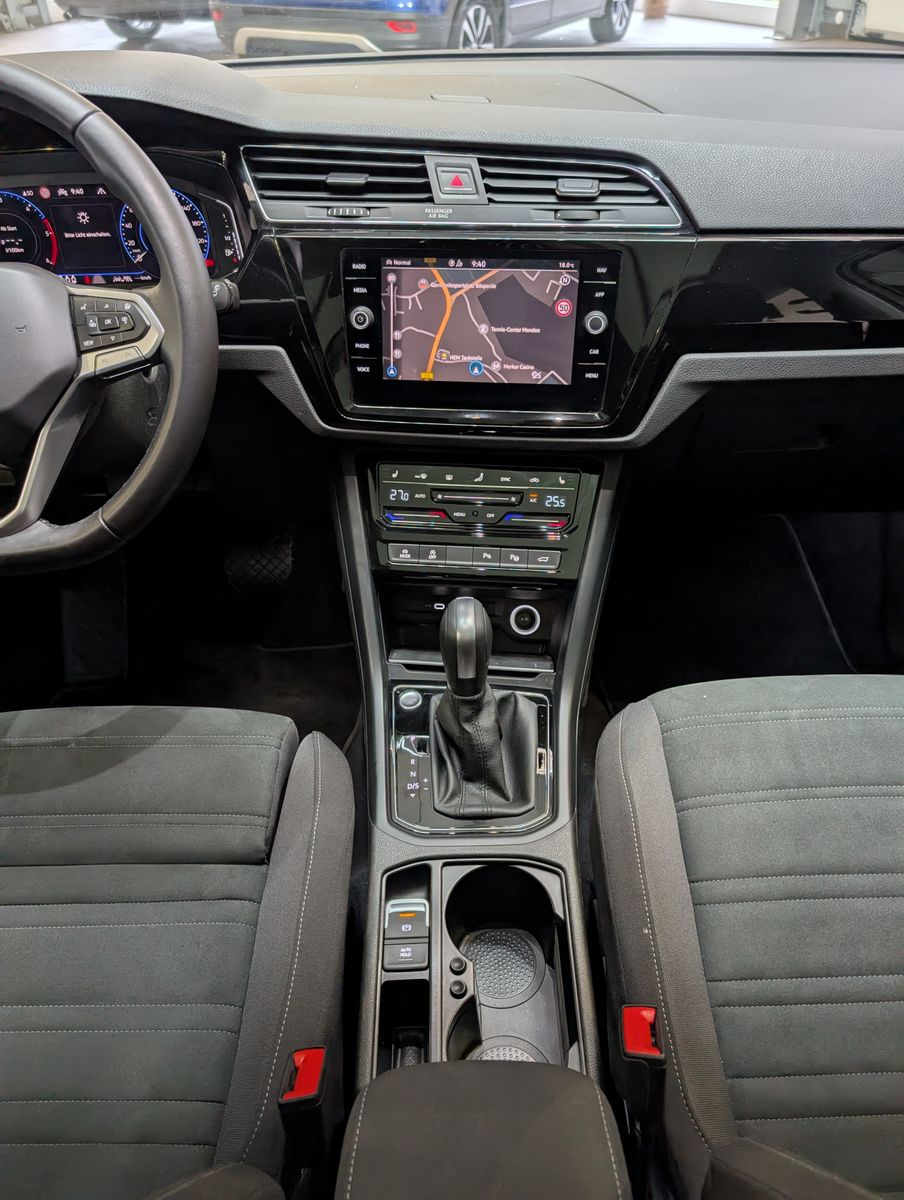 Fahrzeugabbildung Volkswagen Touran 2.0 DSG R-Line High. Pano 7-Si IQ.Dri AHK