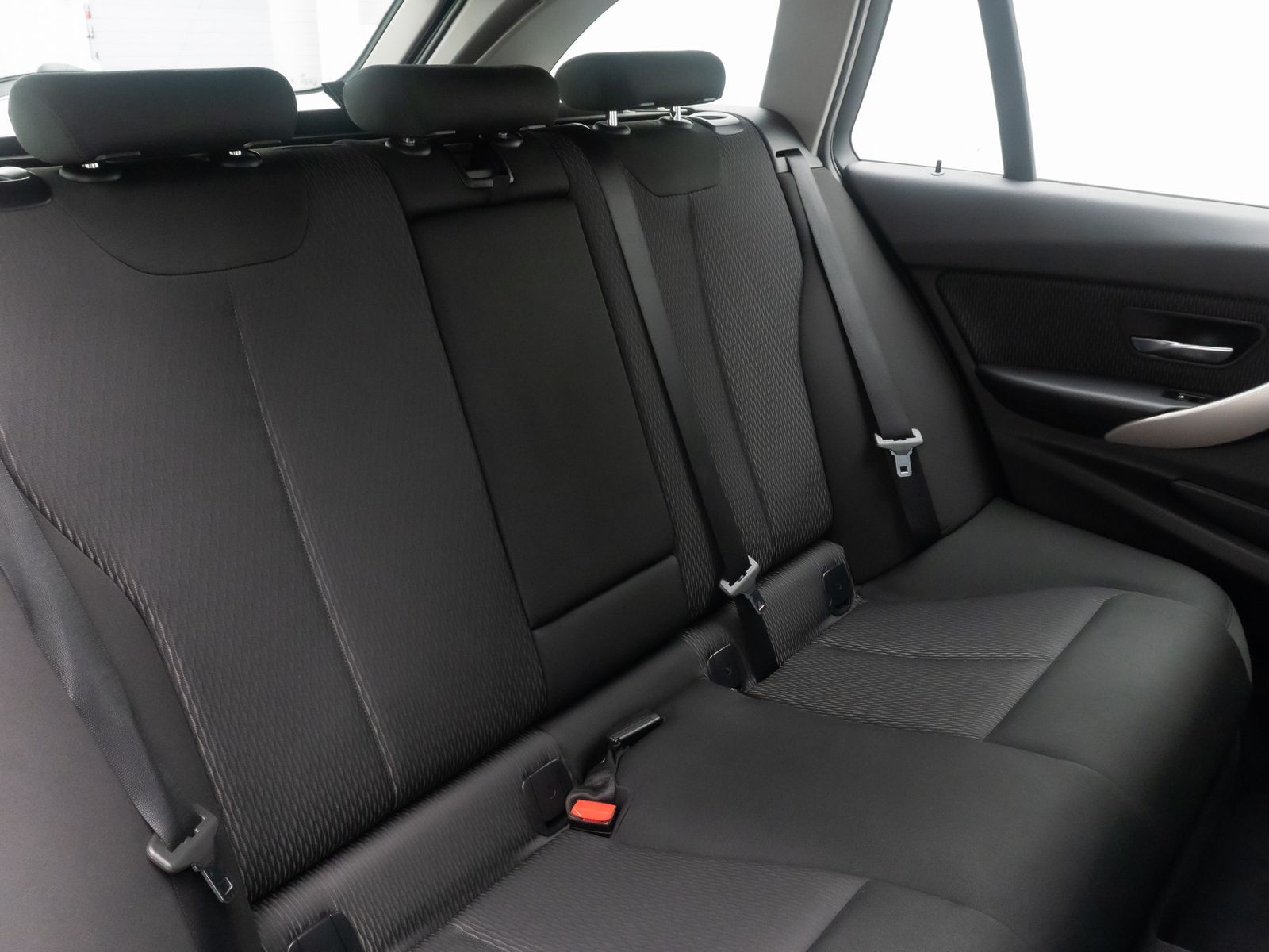 Fahrzeugabbildung BMW 318d GeschwindigReg AHK PDC Lordos NaviBusiness