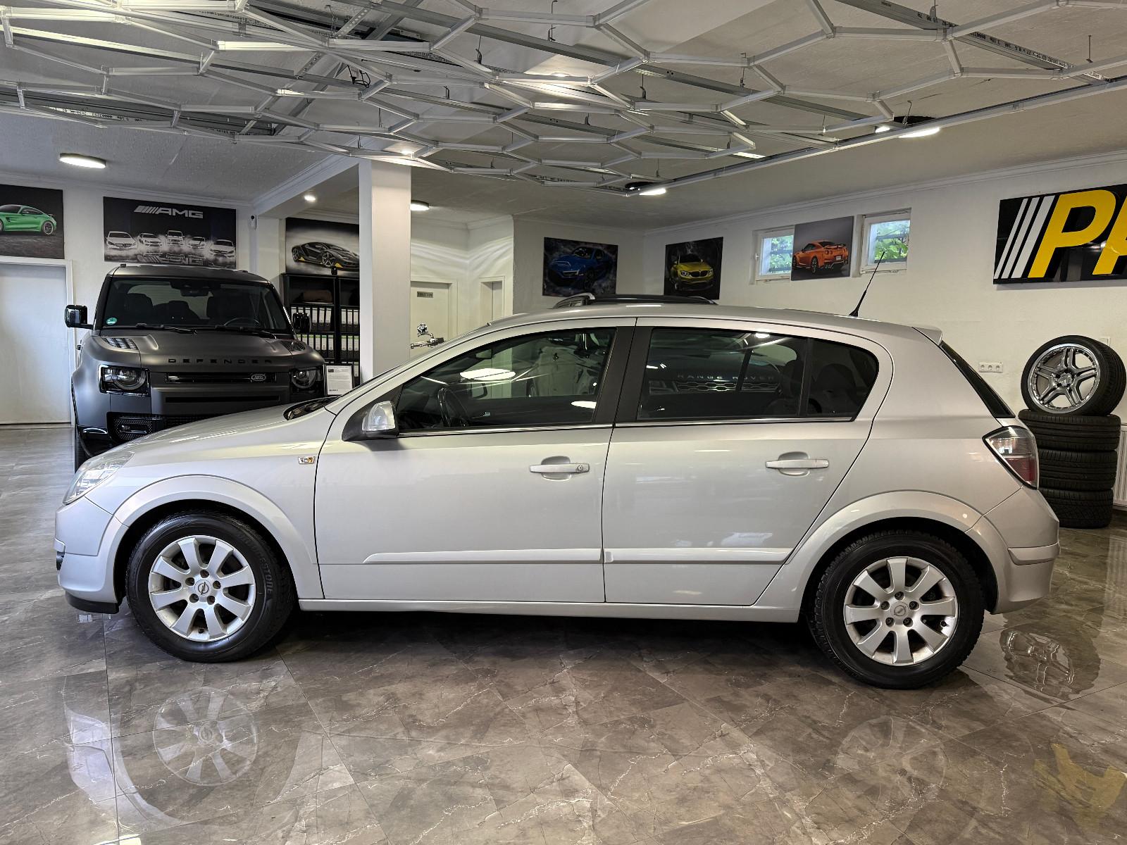 Opel Astra 2004 — rear view