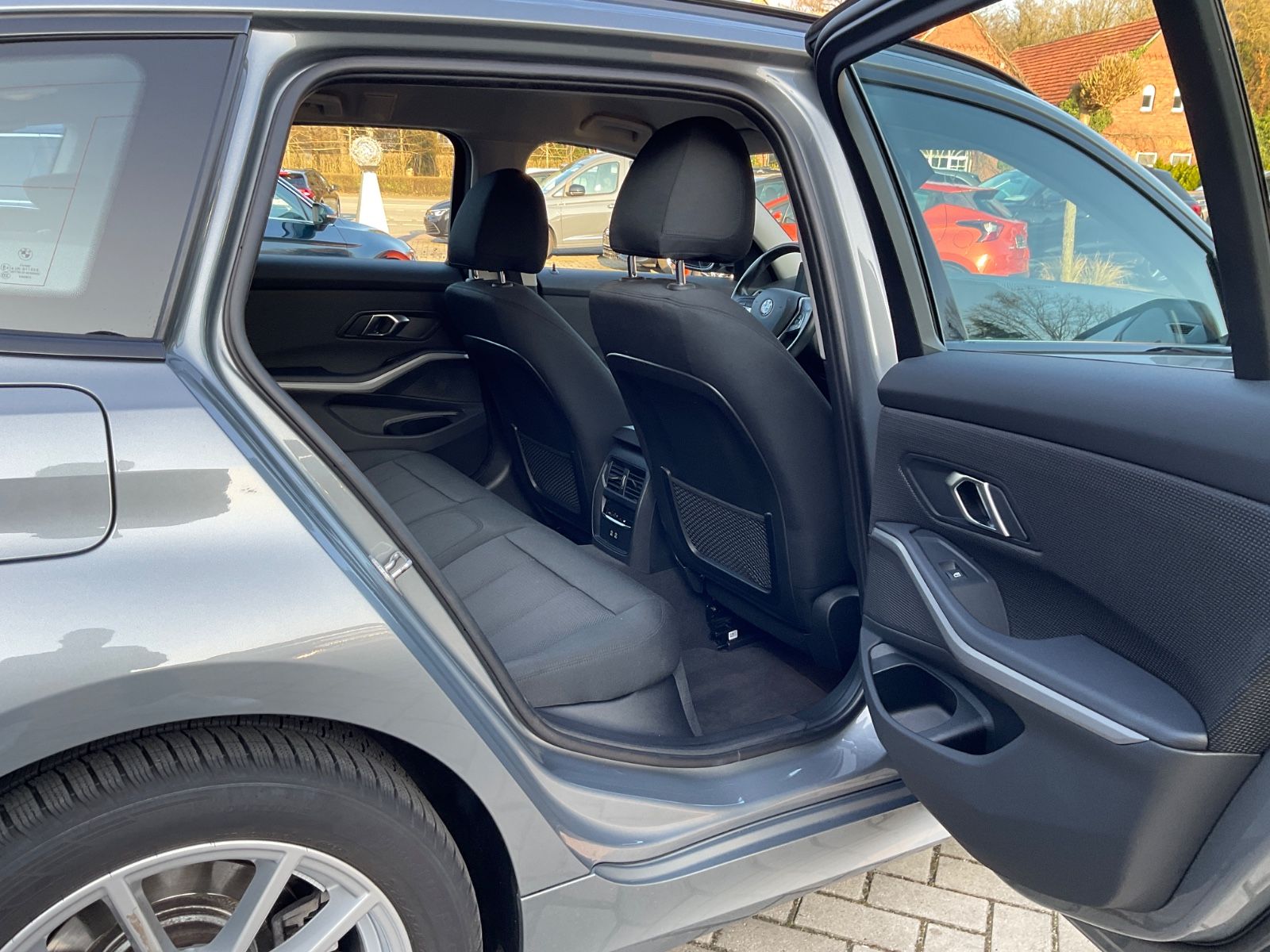 Fahrzeugabbildung BMW 320d xDrive Touring Advantage Automatic