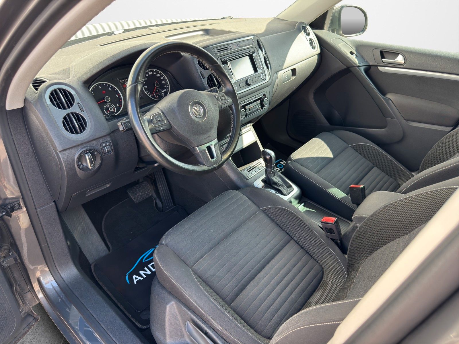 Fahrzeugabbildung Volkswagen TIGUAN 2.0 TDI 4MOT SPORT&STYLE DSG PANO AHK NAV