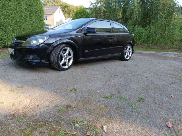 Opel Astra GTC 2.0 Turbo OPC Line