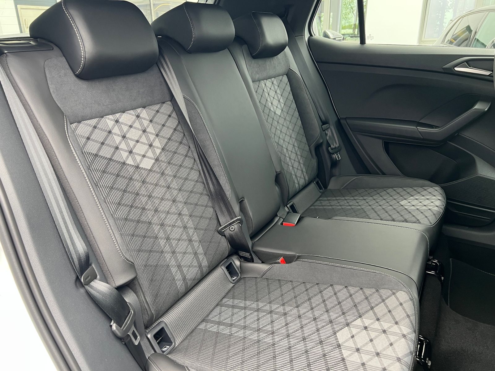 Fahrzeugabbildung Volkswagen T-Cross R-Line 1.5 TSI DSG *AHK, IQ.LIGHT, ACC,