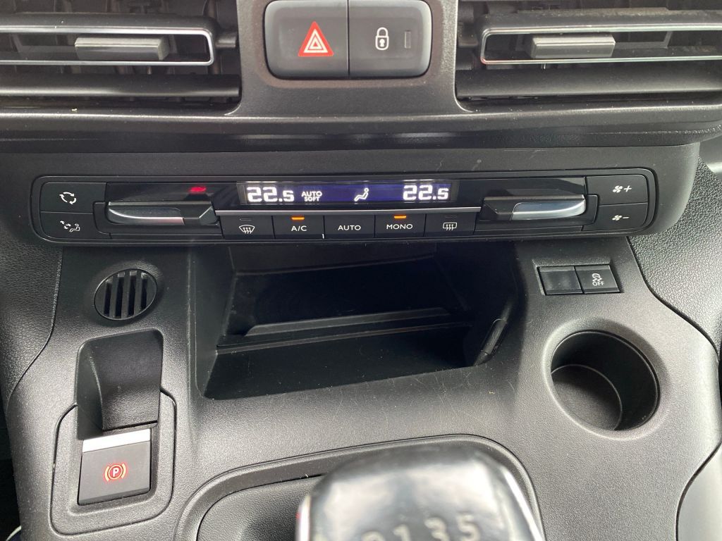 Fahrzeugabbildung Citroën Berlingo XL Benzin 110 FEEL *7-Sitzer*AZV*SHZ*