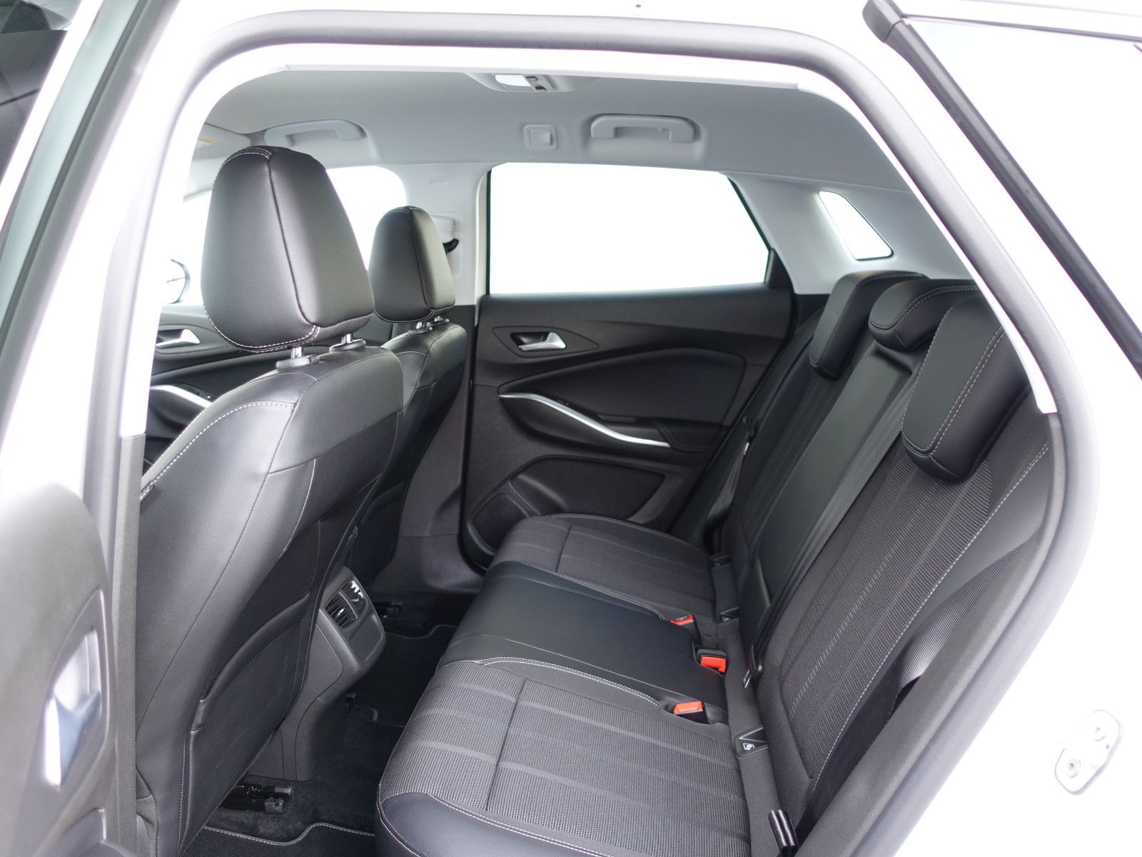 Fahrzeugabbildung Opel Grandland 1.2T AUTOMATIK,AHK,Navi,Kamera,Sitzhzg