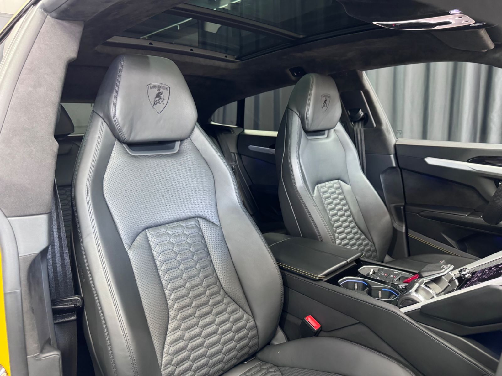 Fahrzeugabbildung Lamborghini URUS| MASSAGE | PANO |LUFT|B/O|NIGHT|23ZOLL|ADAS