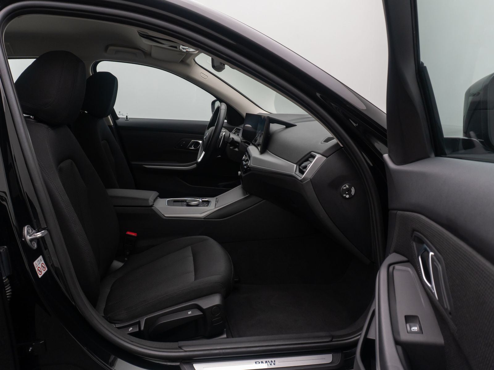 Fahrzeugabbildung BMW 318i GeschwindigReg DAB CockpitPlus PDC LED 17"