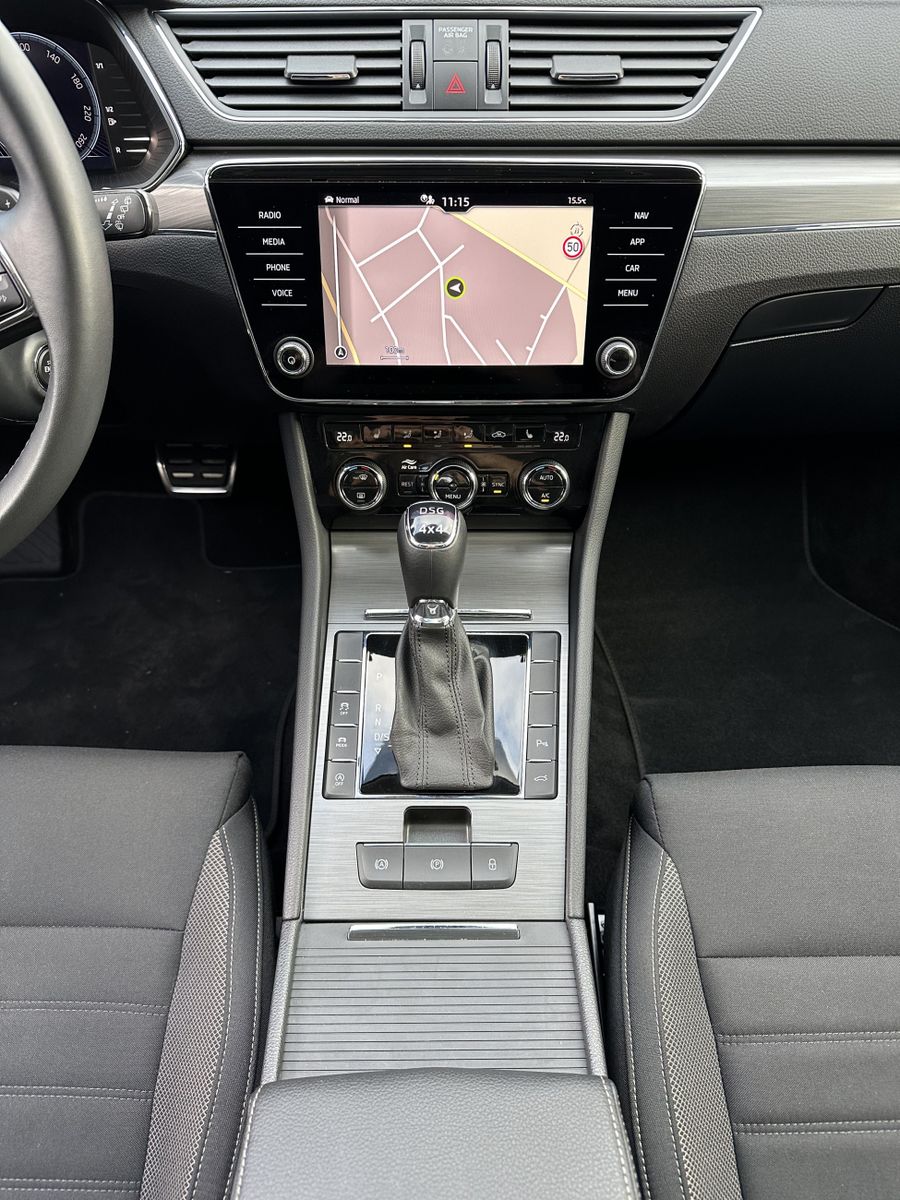 Fahrzeugabbildung SKODA Superb Scout 4x4 NAV+LED+AHK+PANO+DIGDISPLAY+1HD