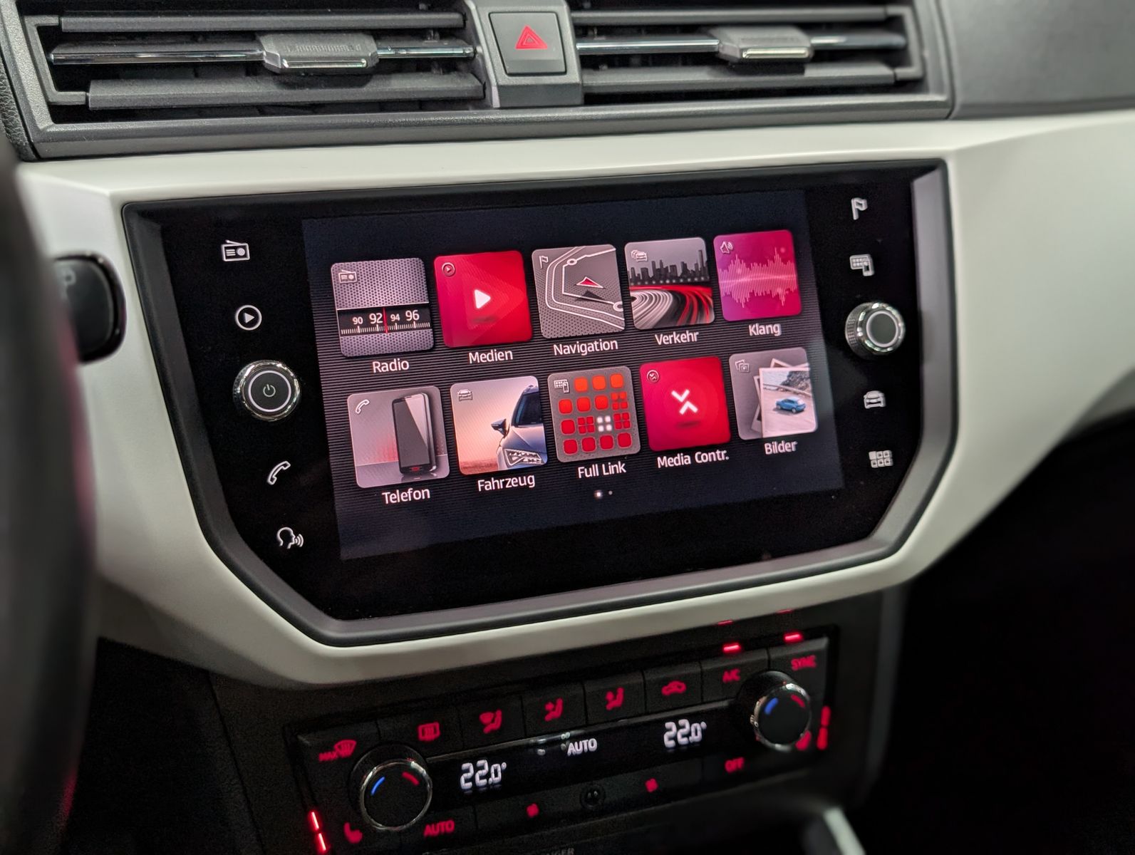 Fahrzeugabbildung SEAT Arona Xcellence FULL-LINK LED KESSY SHZ TEMP ALU