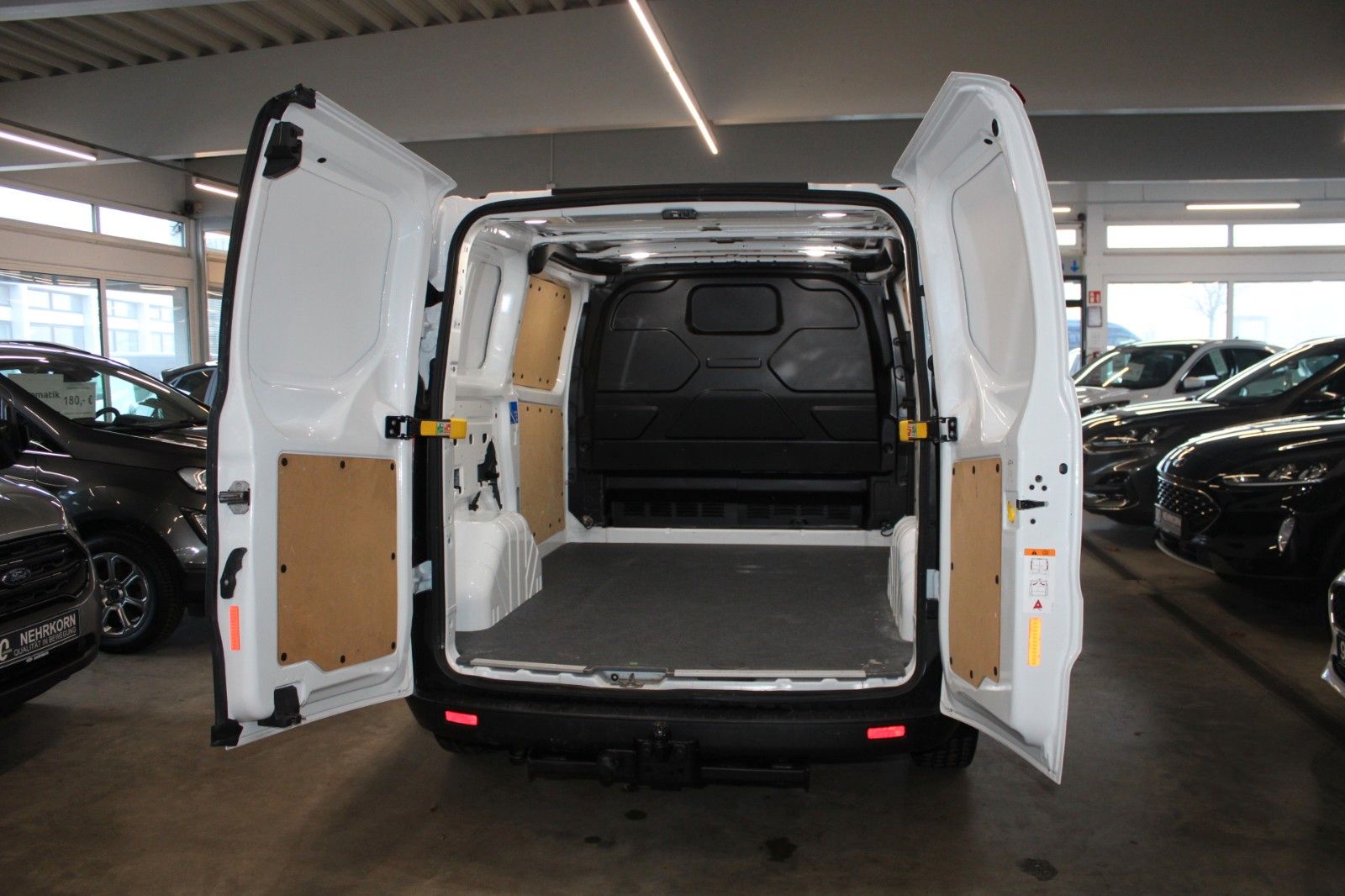 Fahrzeugabbildung Ford Transit Custom L1 Kasten AHK Dachträger 1.Hand