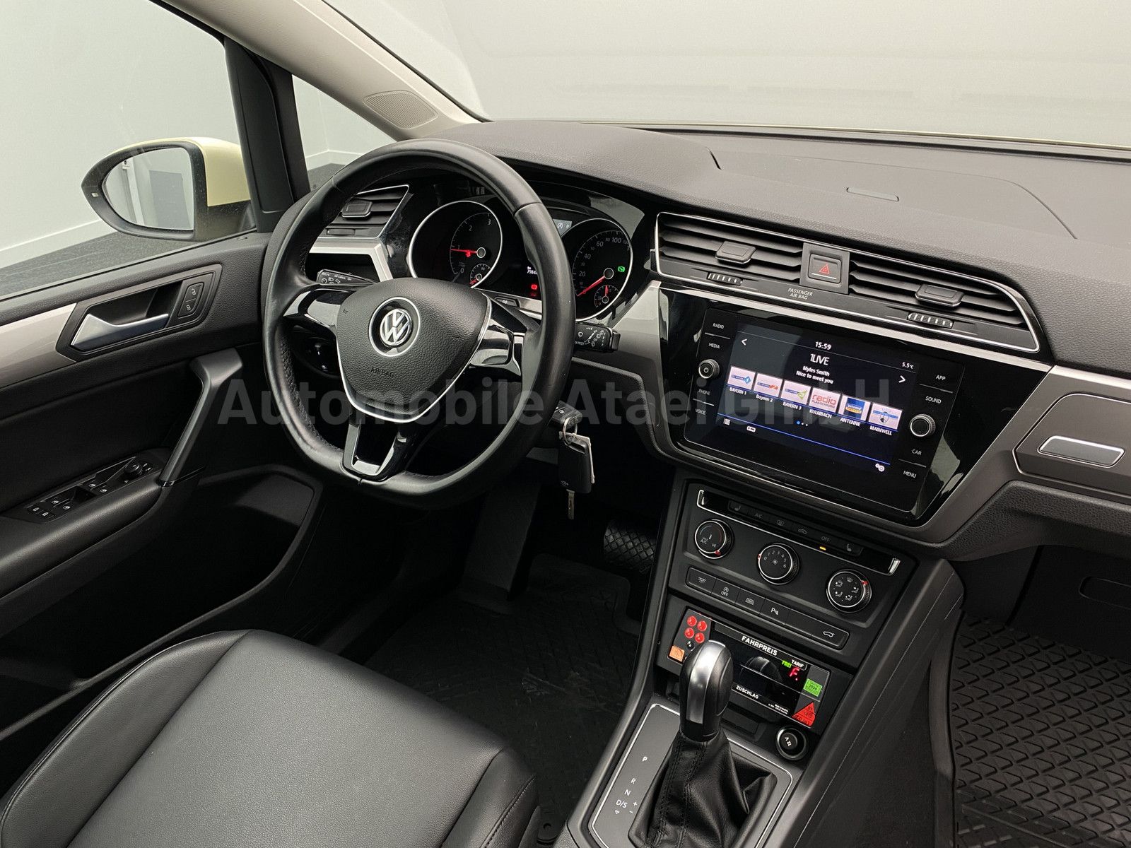 Fahrzeugabbildung Volkswagen Touran *Taxi* 7-SITZE+ TAXAMETER+ KAMERA 7478