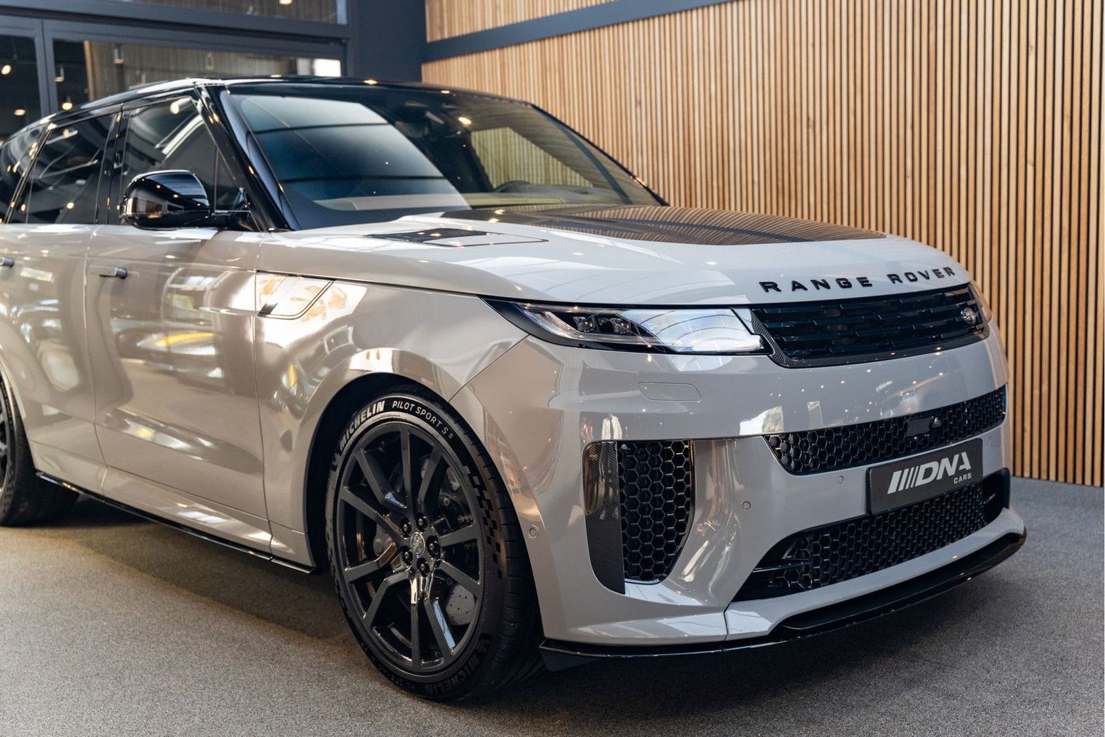 Land Rover Range Rover Sport 4.4 P635 SV Carbon Full Carbon imagem 2