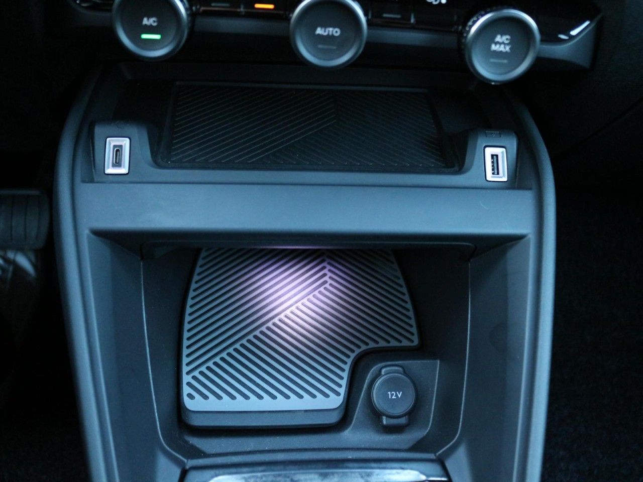 Fahrzeugabbildung Citroën ë-C4 SHINE 136