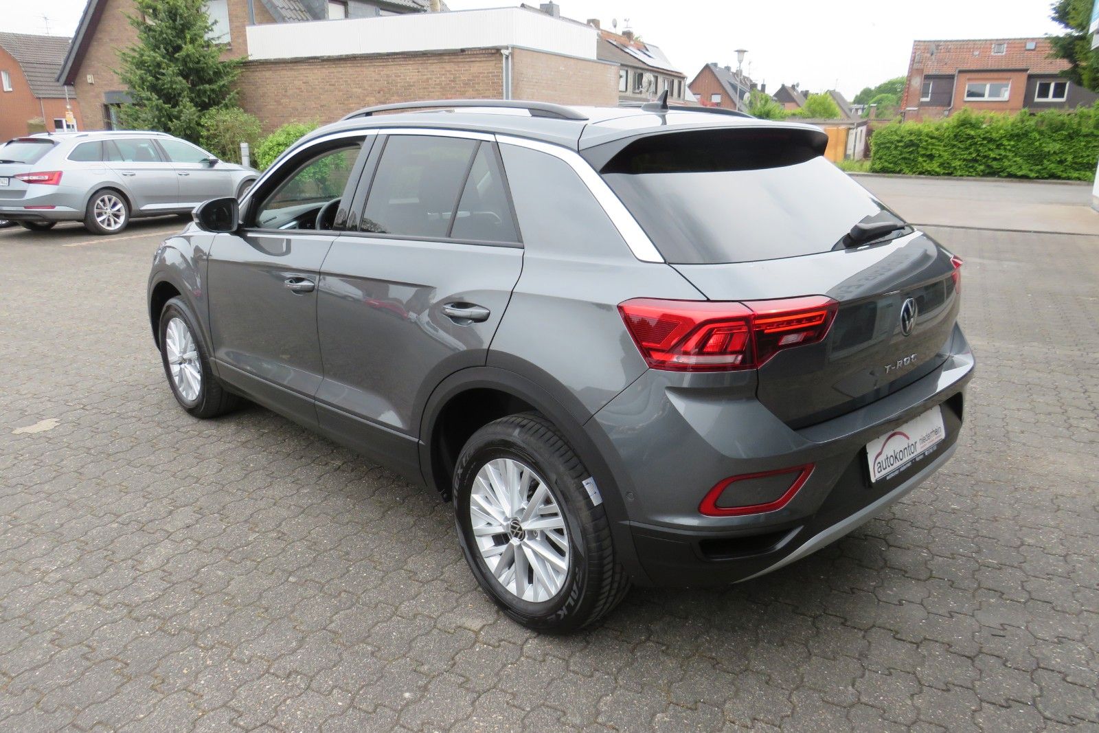 Fahrzeugabbildung Volkswagen T-Roc Life NAVI ACC SITZH. LED APP-CON. 1.H