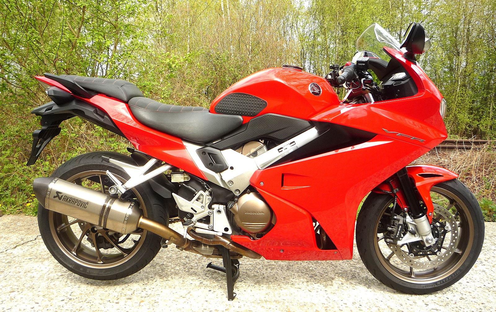 Honda VFR 800 Akrapovic Höcker Griffheizung Topzustand
