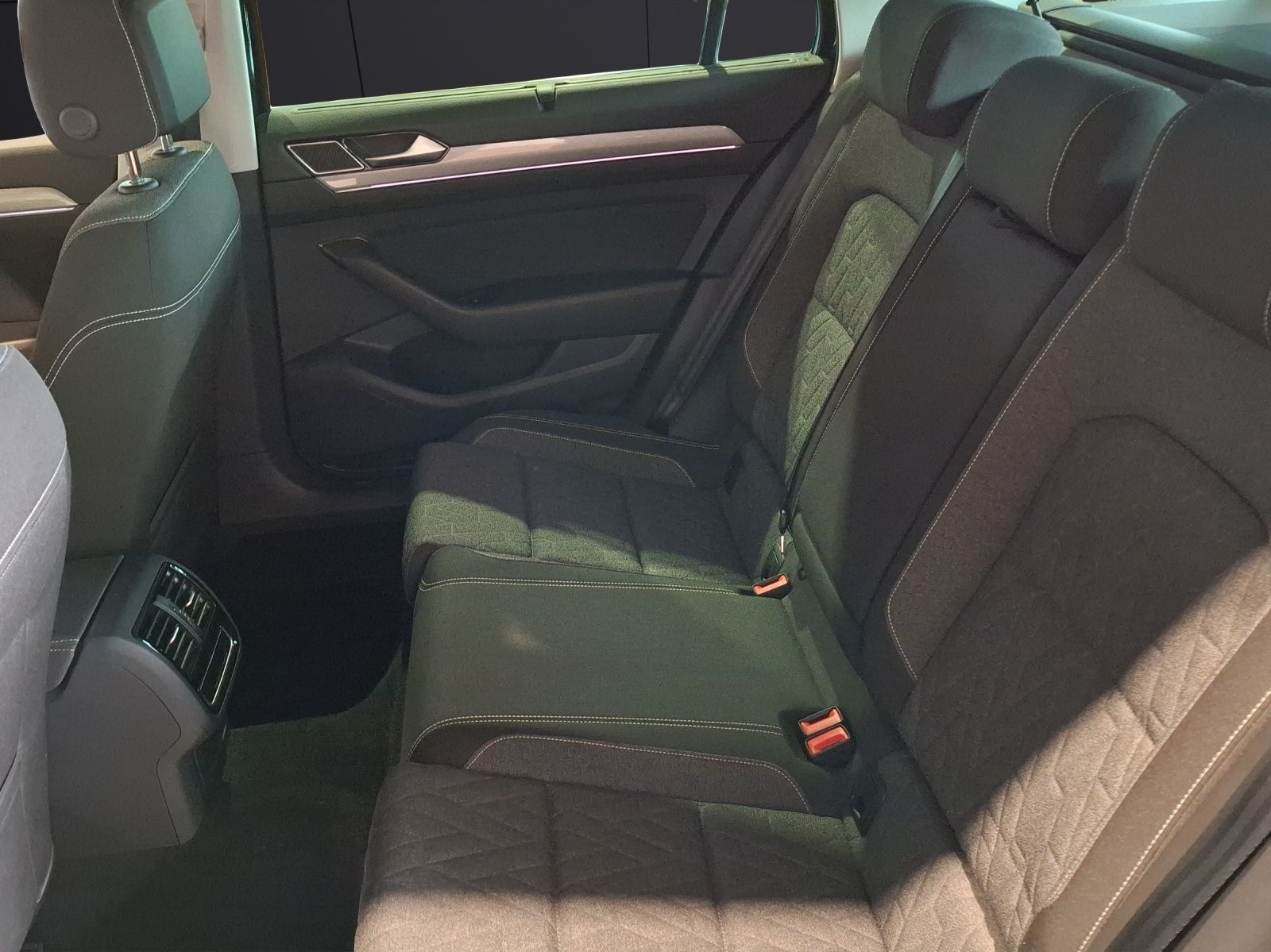 Fahrzeugabbildung Volkswagen Passat Variant TDI Business DSG Matrix AHK Navi