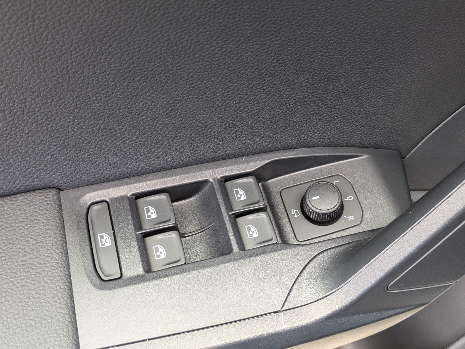 Fahrzeugabbildung SEAT Arona 1.5 TSI FR DSG AHK*ACC*LED*APP*DAB*KAMERA