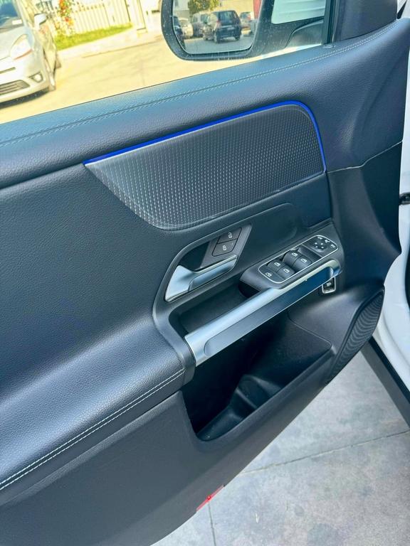 Mercedes-Benz GLB 180