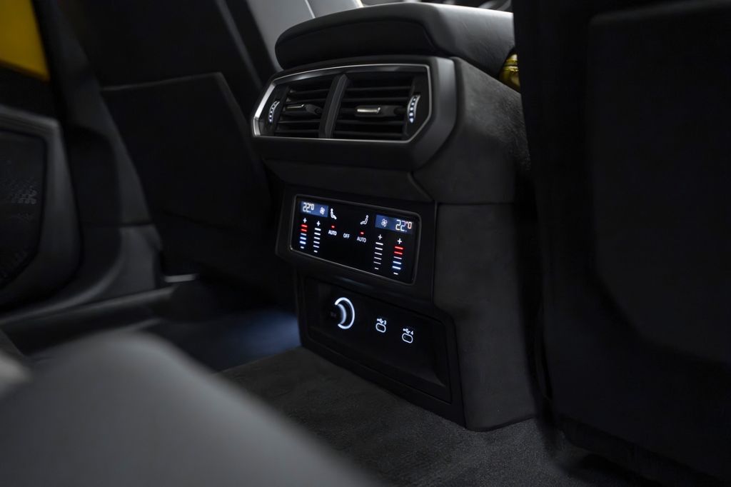 Urus 4.0 V8 SE YELLOW/BLACK YELLOW PANO B&O - Bild 22