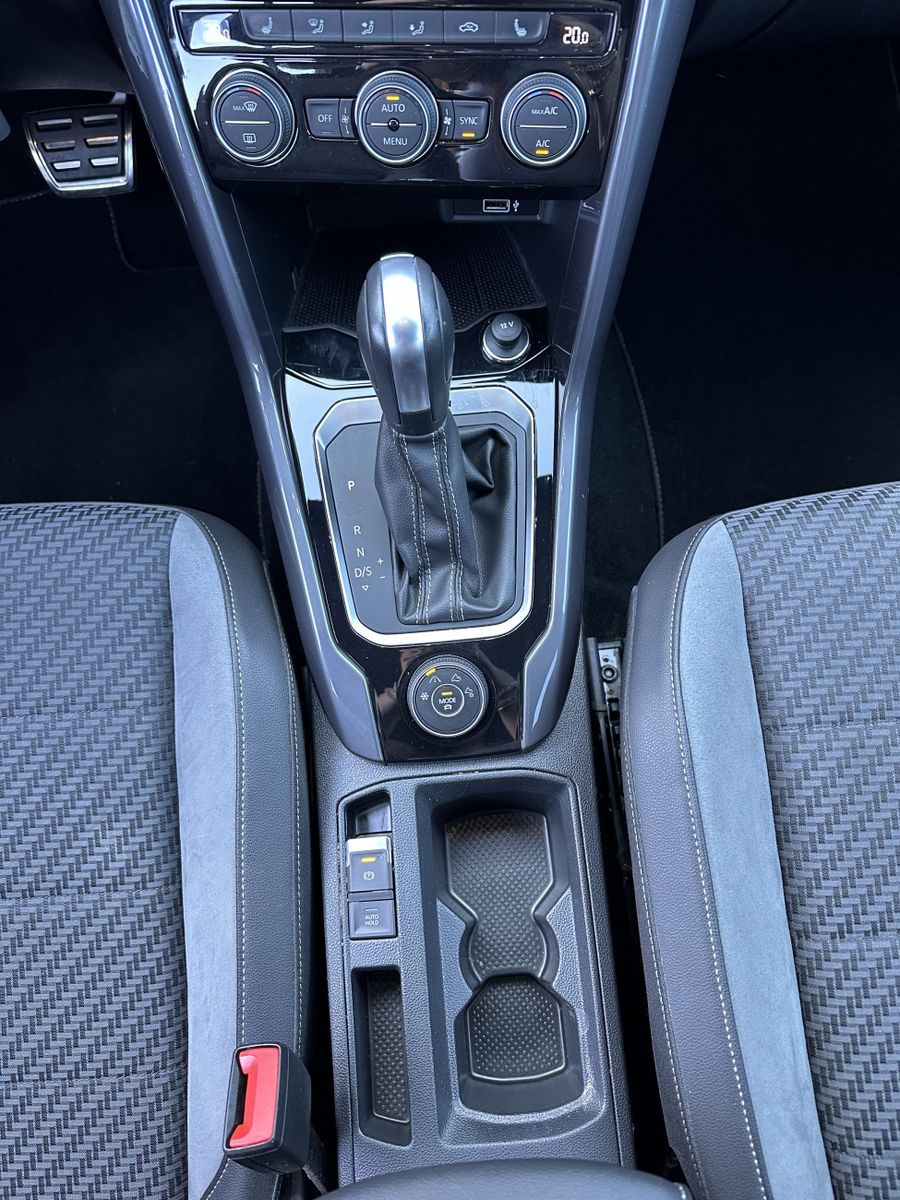 Fahrzeugabbildung Volkswagen T-Roc 2.0 TSI DSG 4M R-Line NAV+LED+ACC+AHK+AID