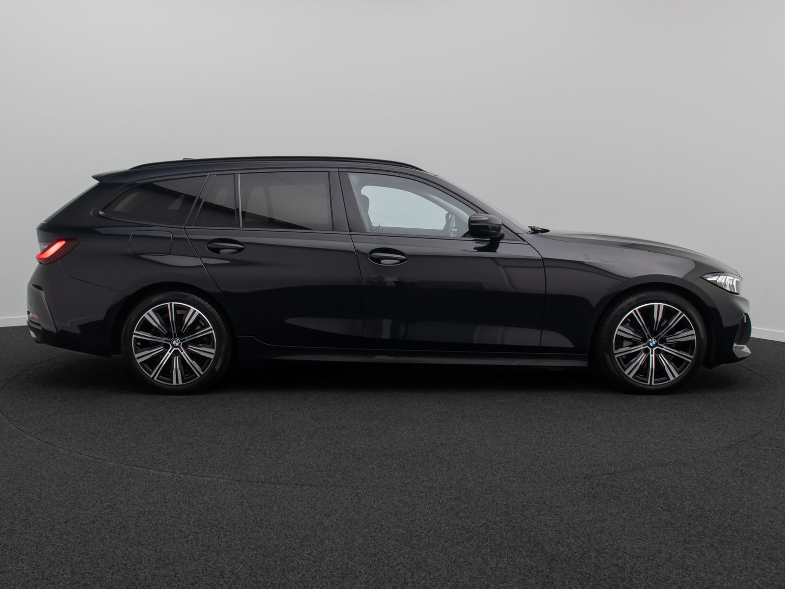 Fahrzeugabbildung BMW 330d H/K GeschwindigReg AHK DAB Widscreen 18Zoll