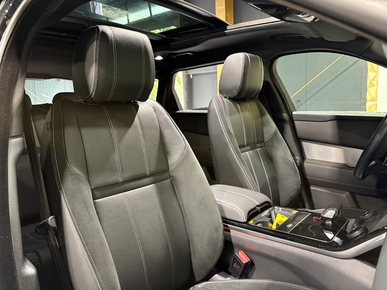 Fahrzeugabbildung Land Rover Range Rover Velar R-Dynamic SE/PANO/MEMORY/APPLE