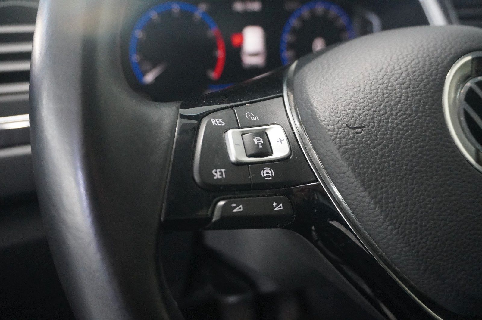 Fahrzeugabbildung Volkswagen T-Roc 1.5 TSI R-LINE SPORT NAVI/LED/KAMERA/VIRT.