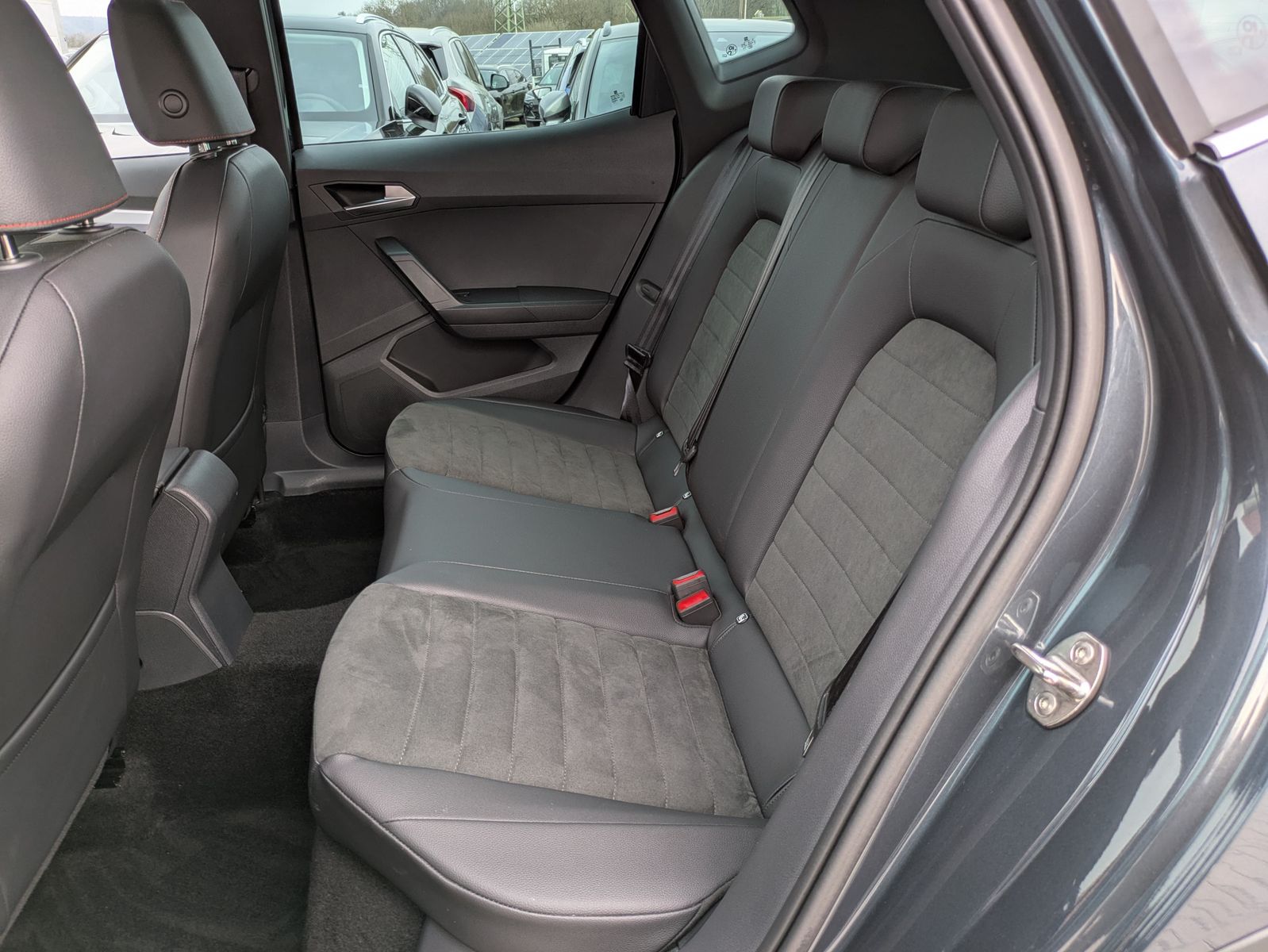 Fahrzeugabbildung SEAT Arona 1.0 TSI FR DSG AHK*ACC*LED*APP*DAB*KAMERA