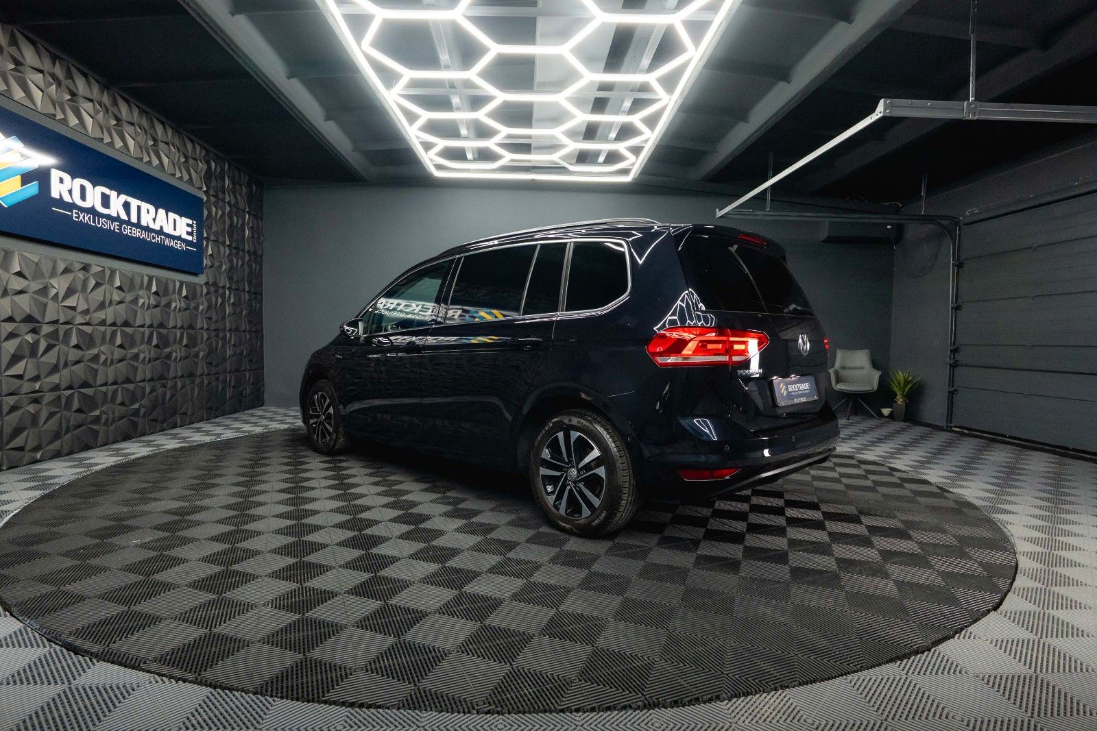 Fahrzeugabbildung Volkswagen Touran 1.6 Comfortline IQ.Drive | 7 Sitze | ACC