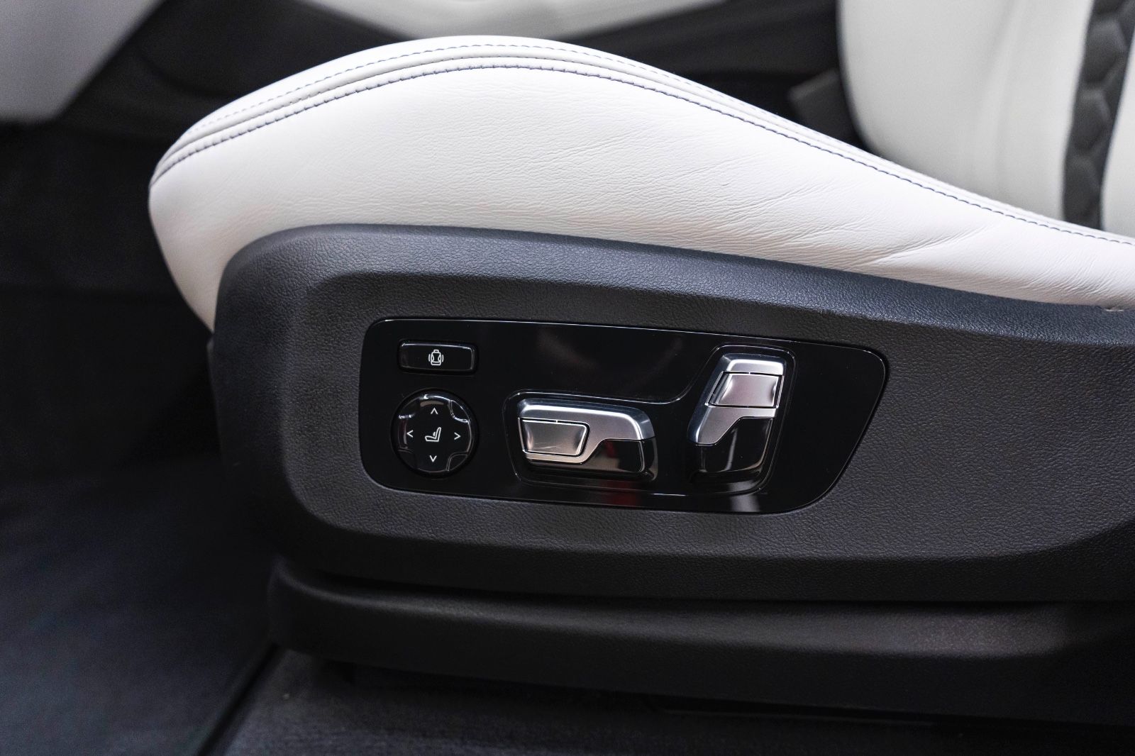 Fahrzeugabbildung BMW X6 M Competition B&W SKY LOUNGE 360° M+S