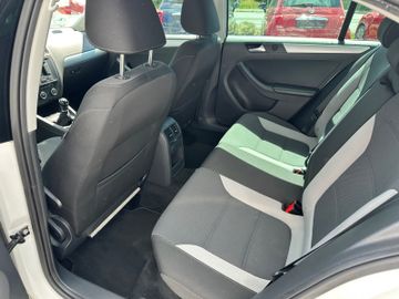 Fahrzeugabbildung Volkswagen Jetta VI 1.2 TFSI Life Navi