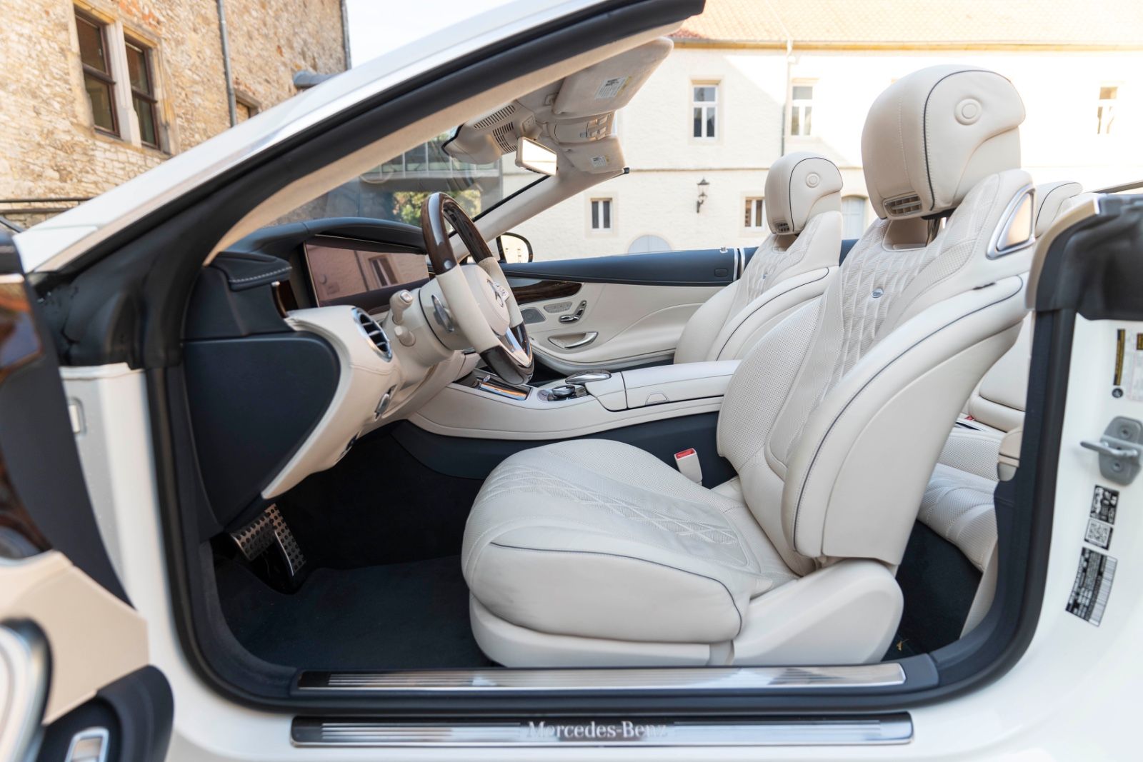 Fahrzeugabbildung Mercedes-Benz S 560 Cabriolet BURMESTER HUD 360° ACC LUFT TOTW