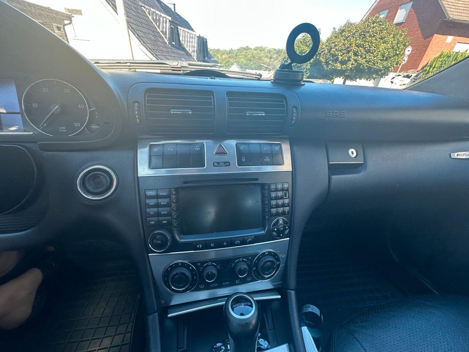 Mercedes-Benz 320 2005 — photo 12