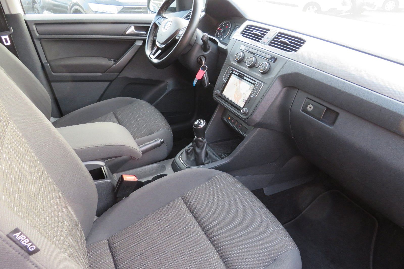 Fahrzeugabbildung Volkswagen Caddy MAXI 2.0-TDI COMFORT AHK NAVI STANDH. 1HD