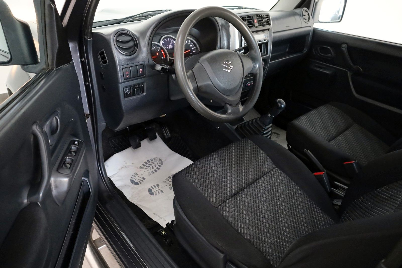 Fahrzeugabbildung Suzuki Jimny Club Modellpflege, 8 fach bereift,AHK