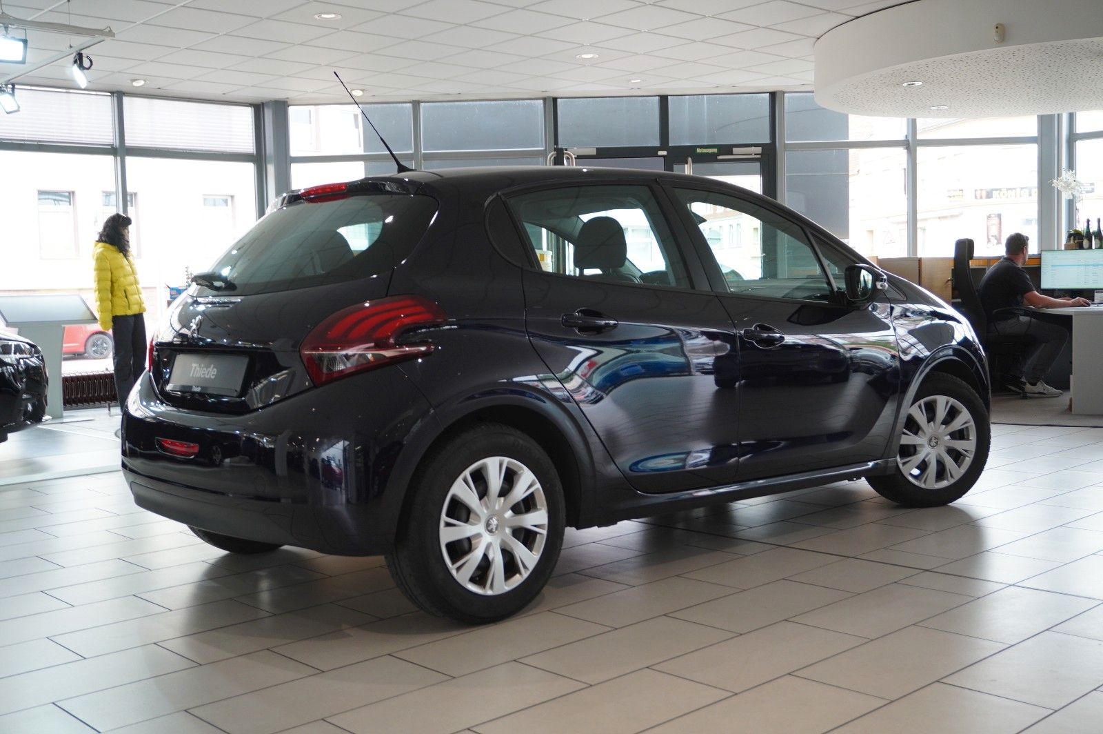 Fahrzeugabbildung Peugeot 208 LIM. 1.2 ACTIVE NAVI/LED/KLIMA/SHZ/PDC/TEMP