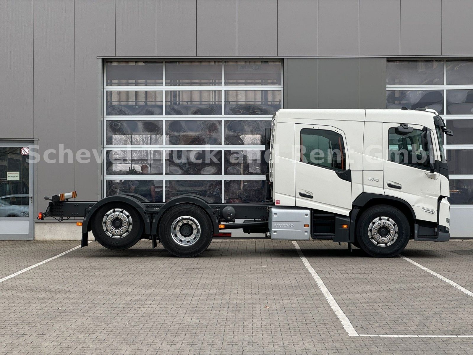 Fahrzeugabbildung Volvo FM 330 6x2 Doppelkabine Fahrgestell ADR
