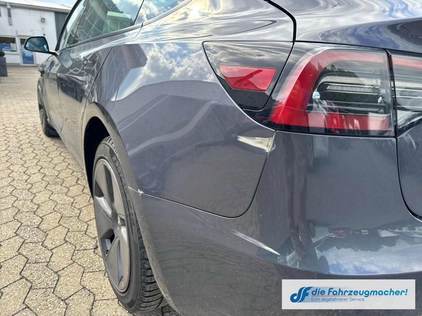 Fahrzeugabbildung Tesla Model 3 RWD Soundsystem ACC El. Heckklap.*UNFALL